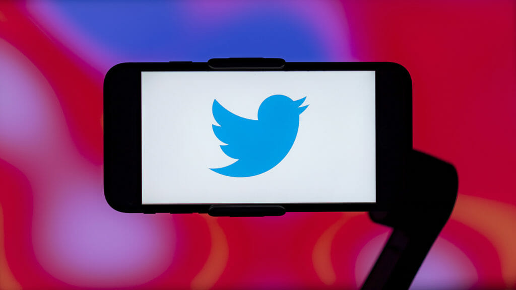 INDIA - 2023/02/09: In this photo illustration, twitter logo is seen displayed on a mobile phone screen. (Photo Illustration by Idrees Abbas/SOPA Images/LightRocket via Getty Images)